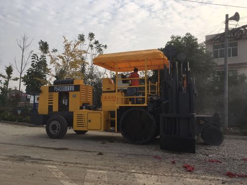 預(yù)先儲(chǔ)備先進(jìn)設(shè)備,培養(yǎng)專業(yè)過(guò)硬的技術(shù)人才,成都昊遠(yuǎn)工程機(jī)械設(shè)備租賃